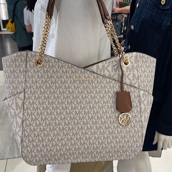 Michael Kors Jet Set Travel Large Chained Tote Shoulder Bag MK Vanilla 
NWT - Picture 5 of 16